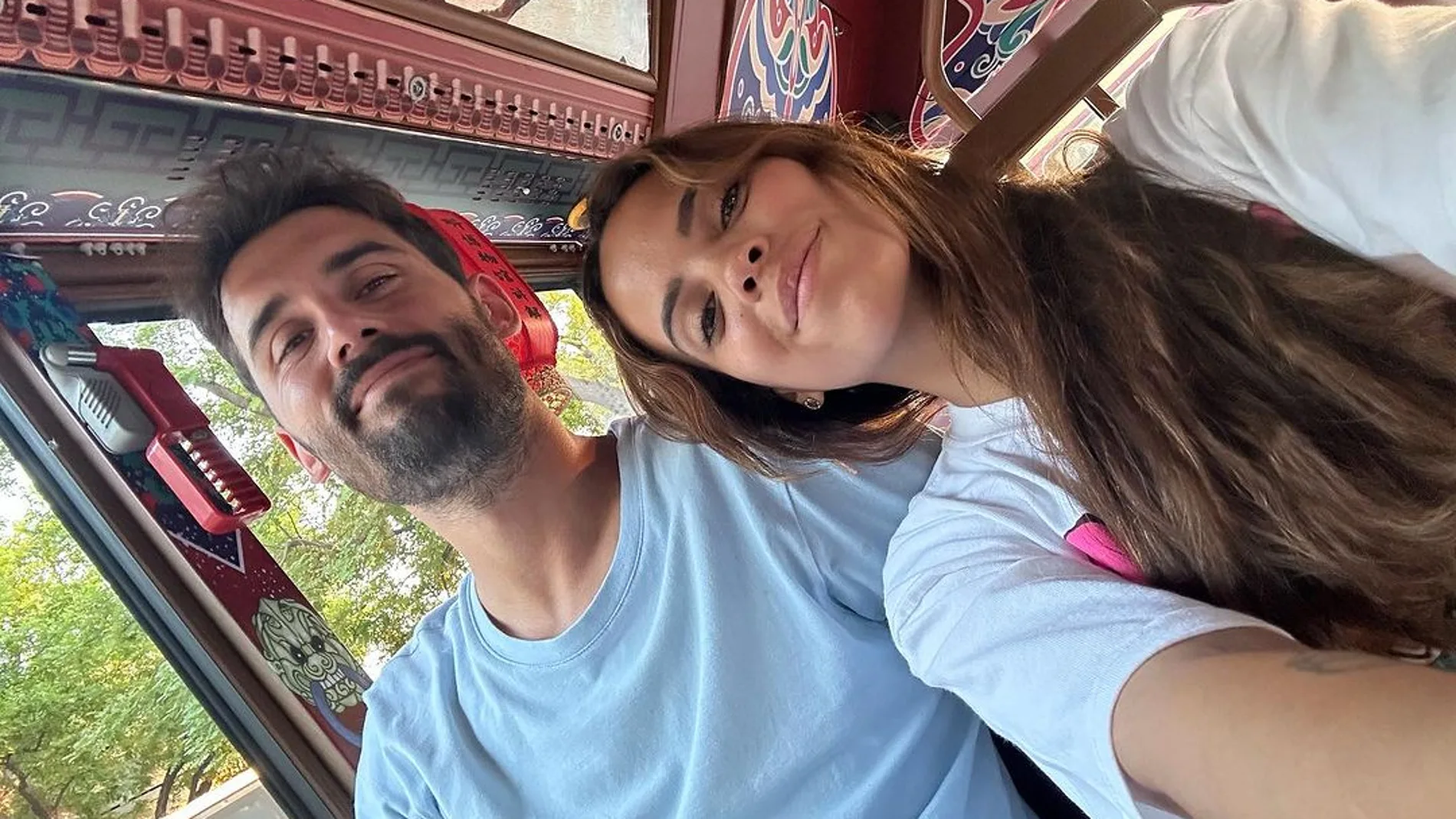 Gloria Camila y su novio, David, en China