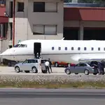 El rey Juan Carlos llega al aeropuerto de Vigo.