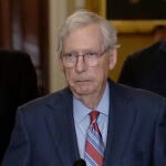 Se congela en rueda de prensa: El líder de los Republicanos en el Senado de EEUU genera preocupación