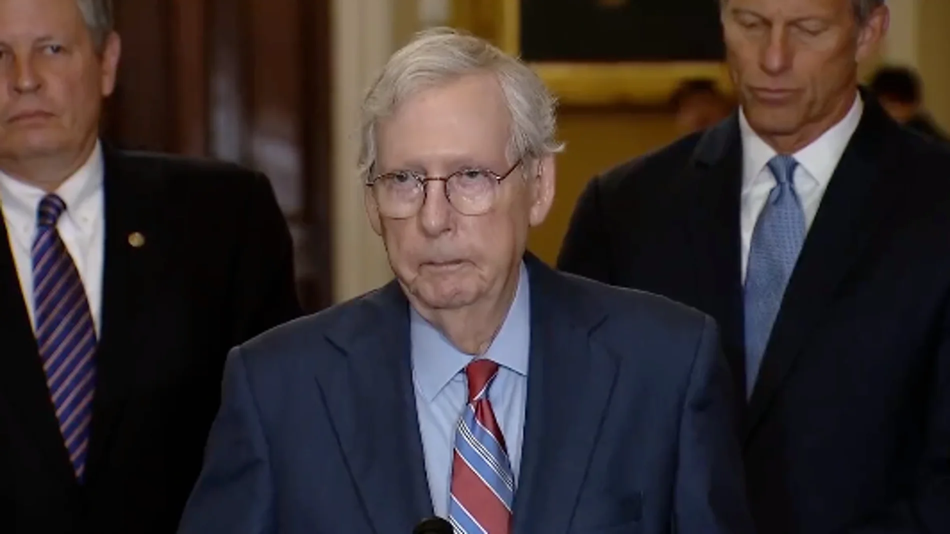 Mitch McConnell, líder Republicano, sorprende al quedarse en silencio en rueda de prensa