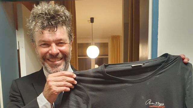 Pablo Heras-Casado, con una de las camisetas que le regaló la orquesta de Bayreuth