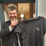 Pablo Heras-Casado, con una de las camisetas que le regaló la orquesta de Bayreuth