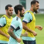 Isco Alarcón entrena con sus compañeros del Real Betis Balompié