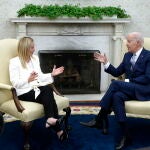 El presidente de EE UU, Joe Biden, y la primera ministra italiana, Giorgia Meloni, ayer en el Despacho Oval de la Casa Blanca