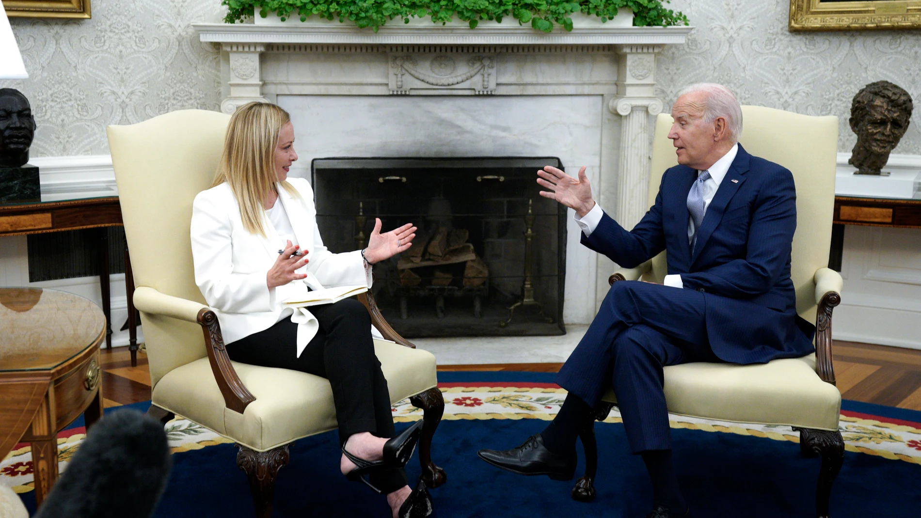 Washington (United States), 27/07/2023.- US President Joe Biden meets with Italian Prime Minister Giorgia Meloni in the Oval Office of the White House in Washington, DC, USA, 27 July 2023. (Italia) EFE/EPA/Yuri Gripas / POOL