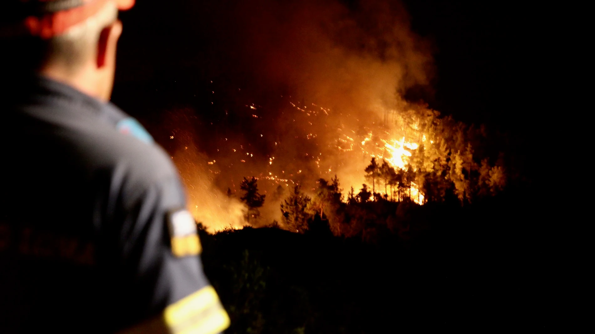 Un bombero observa un incendio forestal en la aldea de Asklipio, en la isla de Rodas