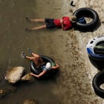 Varias personas se refrescan en el río, en New Braunfels, en Texas, EE UU