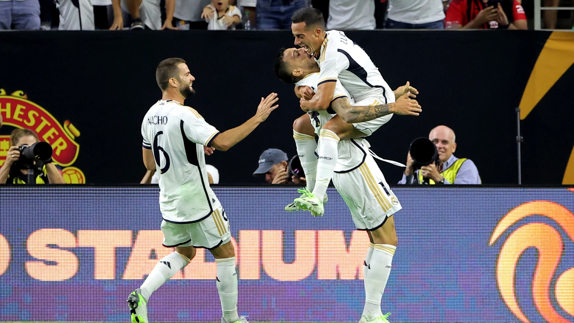 26 July 2023, US, Houston: Real Madrid's Joselu Mato (C) celebrates with teammate Lucas Vasquez (R) after scoring their side's second goal during the pre-season friendly soccer match between Manchester United and Real Madrid at NRG Stadium. Photo: Erik Williams/ZUMA Press Wire/dpa Erik Williams/Zuma Press Wire/Dp / Dpa 26/07/2023 ONLY FOR USE IN SPAIN