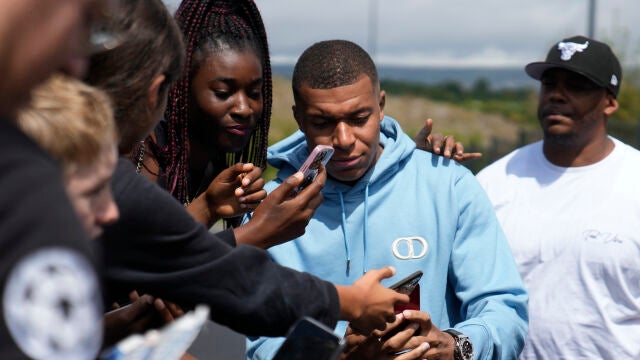 Kylian Mbappé firma autógrafos y se hace fotos a la salida de un entrenamiento