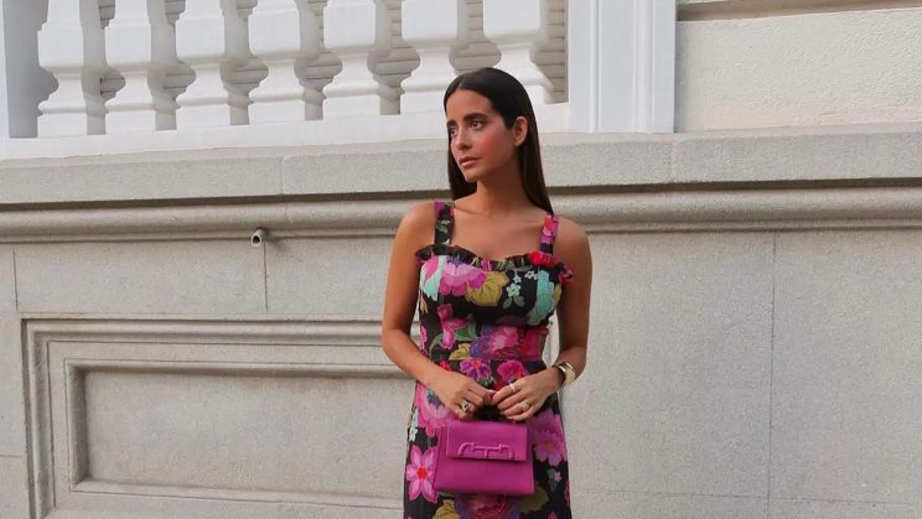 Nos hemos enamorado del espectacular vestido 'made in Spain' de estampado floral de María Fernández Rubíes perfecto para una noche de verano