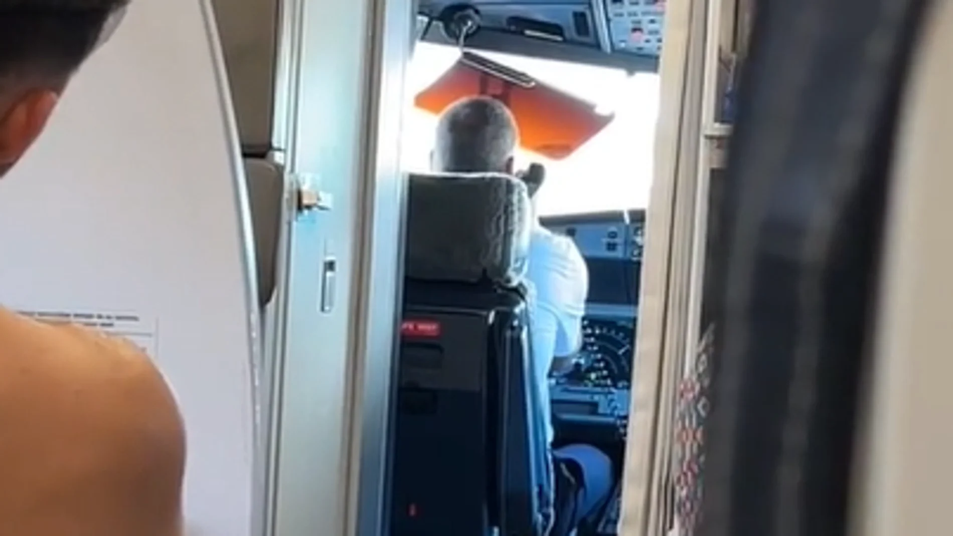 Aventura en el aire: Pasajeros pactan con el piloto de un avión mantener en secreto el destino