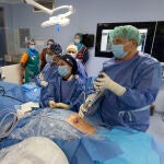El doctor Miguel Ángel Castrillo opera a una paciente de 32 años de una estenosis de canal a través de una endoscopia de columna el pasado martes en el Hospital Ramón y Cajal de Madrid