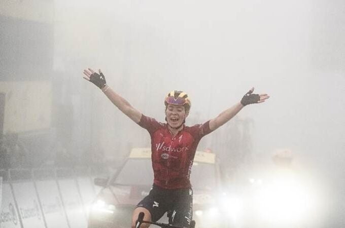 Ciclismo/Tour.- La neerlandesa Demi Vollering irrumpe entre la niebla del Tourmalet y sentencia el Tour