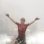 Ciclismo/Tour.- La neerlandesa Demi Vollering irrumpe entre la niebla del Tourmalet y sentencia el Tour