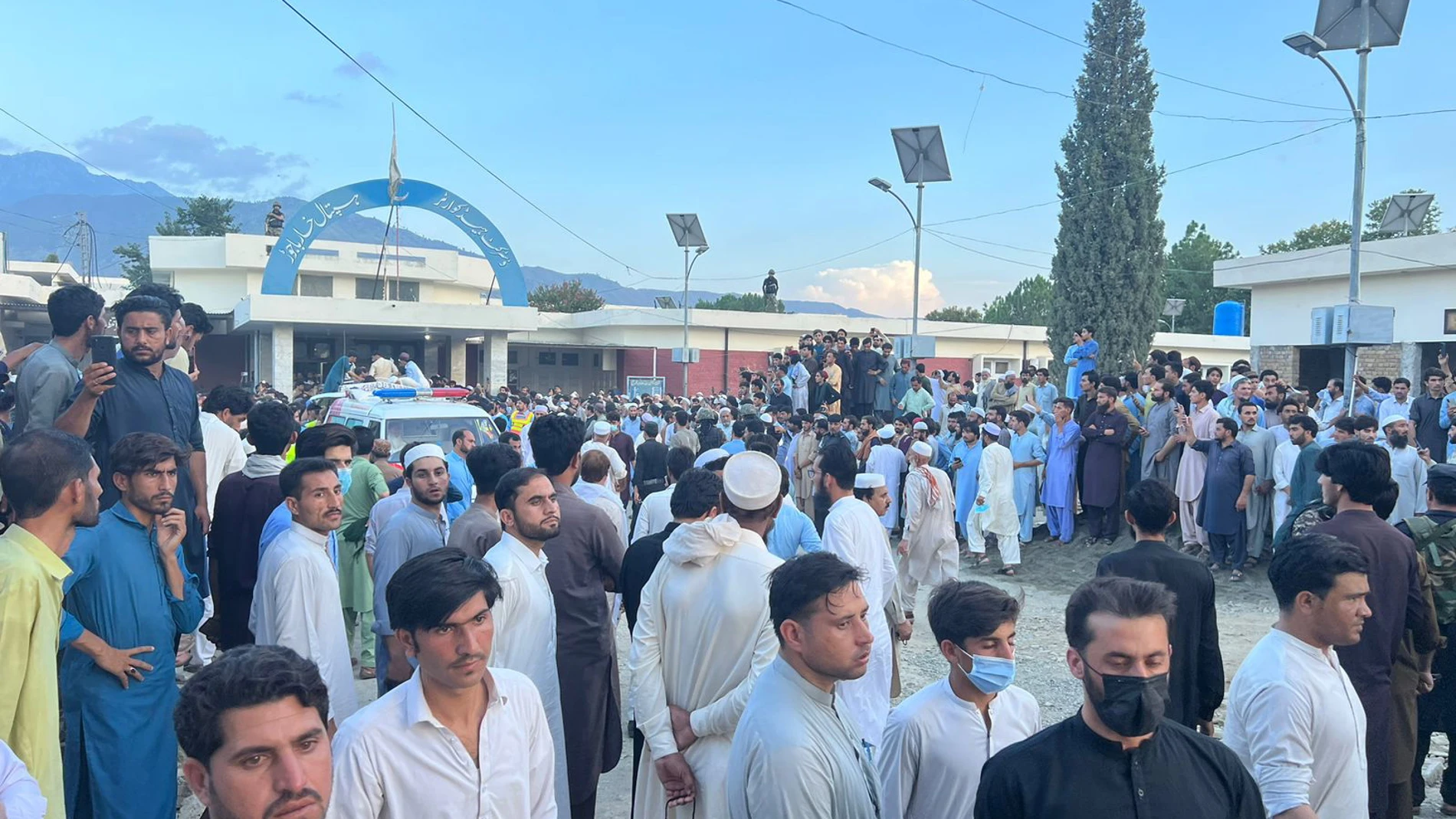 Bajaur (Pakistan), 30/07/2023.- People gather outside a hospital after a blast targeting a gathering of Islamic political party Jamiat Ulma-e-Islam (JUI-F) in Bajaur, Pakistan, 30 July 2023. At least 20 people were killed and several injured in an explosion at the JUI-F workers convention in Khar, police said. EFE/EPA/HANIFULLAH KHAN BEST QUALITY AVAILABLE