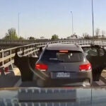 Video de un camionero que evita el robo en marcha de su camión en la carretera