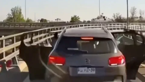 Video de un camionero que evita el robo en marcha de su camión en la carretera