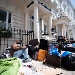 Refugiados aguardan en el exterior de un hotel en Londres