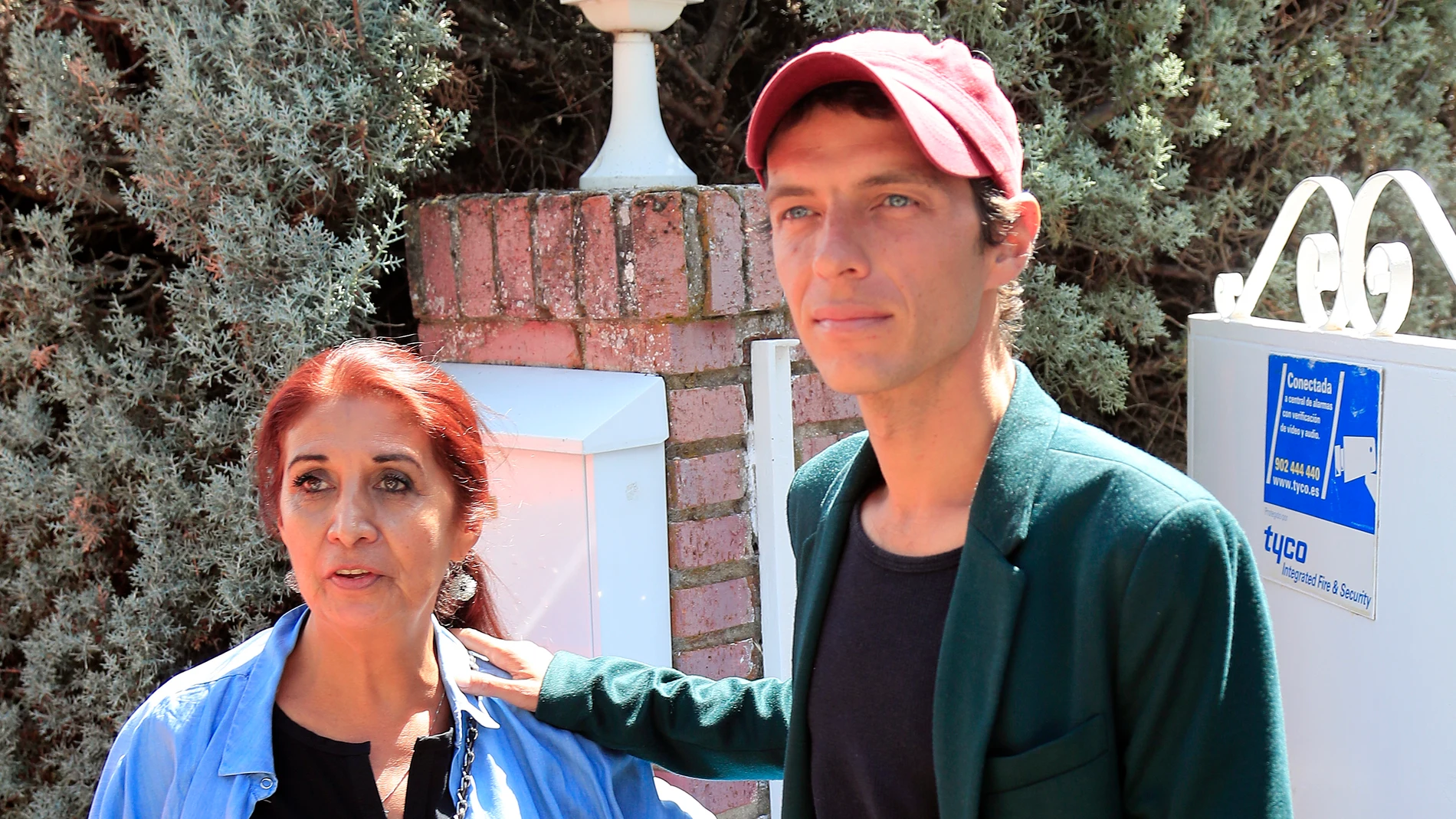 Camilo Michel Blanes con su madre Lourdes Ornelas por las calles de Torrelodones, Madrid. Camilo Blanes junto a su madre Lourdes Ornelas en Torrelodones.