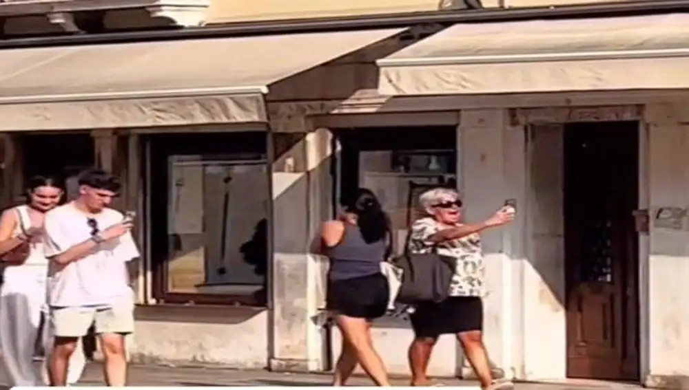 Monica Poli, &quot;Attenzione, pickpocket!&quot;, la TikToker que protege a turistas contra los carteristas en Italia