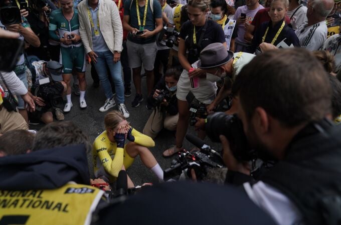 Ciclismo/Tour.- Demi Vollering saborea en Pau su primera 'Grande Boucle' y Annemiek van Vleuten se cae del podio final