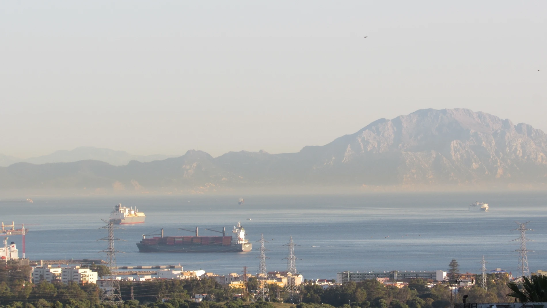 Nube tóxica que cubre el Estrecho de Gibraltar