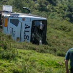 Siete hospitalizados al despeñarse un autobús en la subida a los Lagos de Covadonga