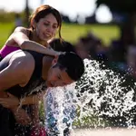 Gente refrescándose en chorros de agua por las altas temperaturas de la ola de calor en Madrid. © Jesús G. Fer