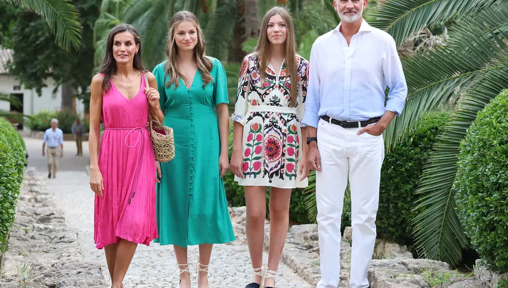 Los Reyes y sus hijas visitan los Jardines de Alfabia en Mallorca en su tradicional posado de verano 