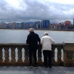 Jubilados en el paseo marítimo de Gijón
