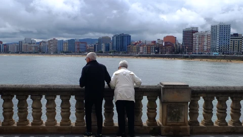 Jubilados en el paseo marítimo de Gijón
