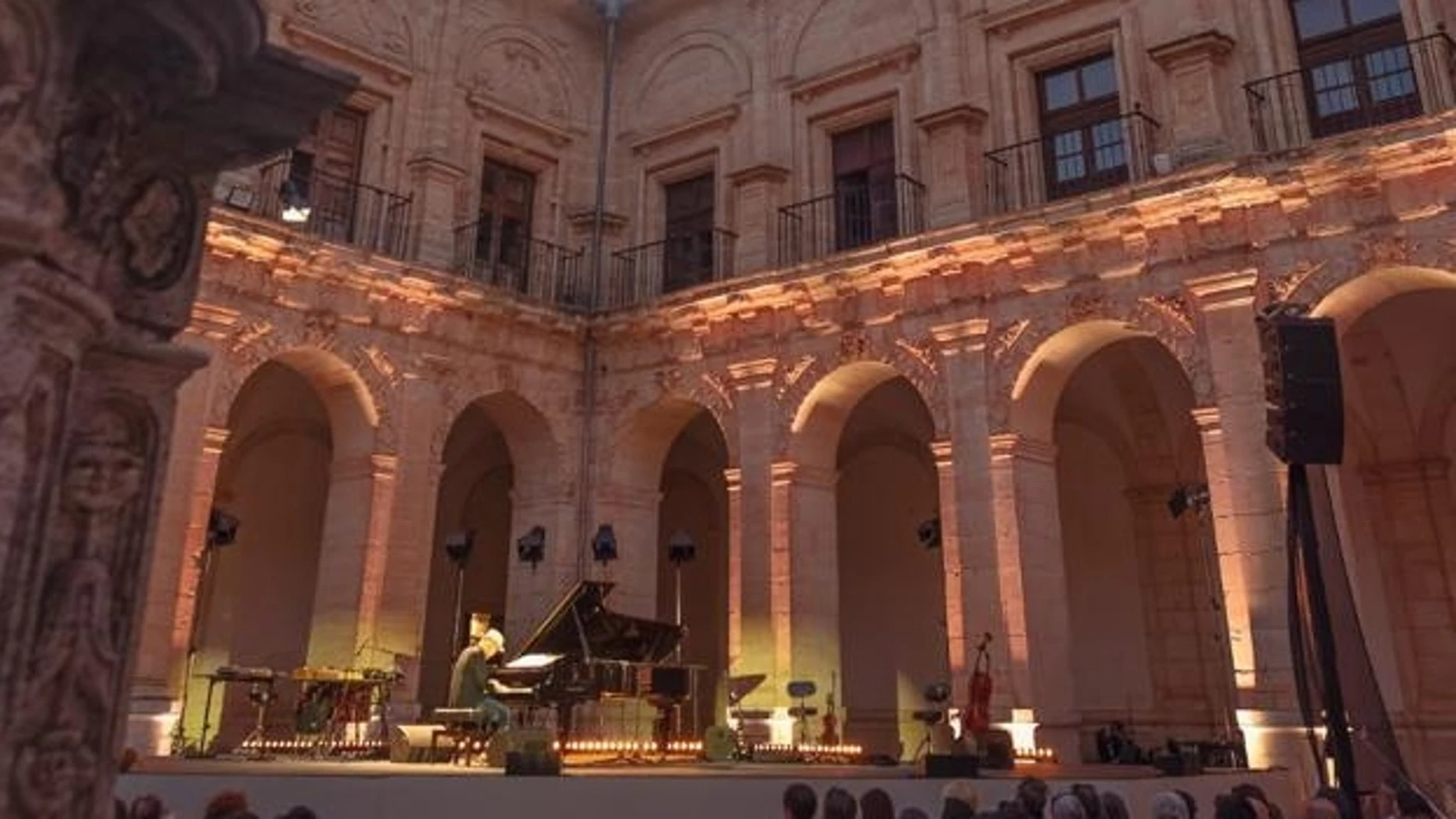 El de Einaudi es uno de los varios conciertos que el patio de este complejo monumental acogerá en las próximas semanas, dentro del Festival Uclés Música. 