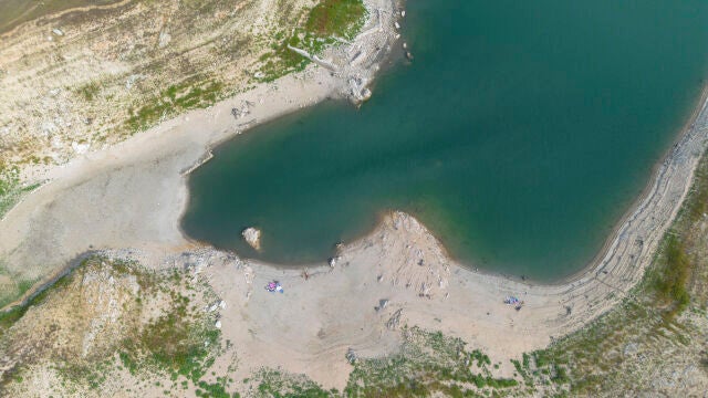 El pantano Darnius-Boadella el pasado 30 de julio al 20% de su capacidad después de un julio seco y caluroso que ha provocado que las reservas de agua en los embalses de Cataluña no alcancen el 28%