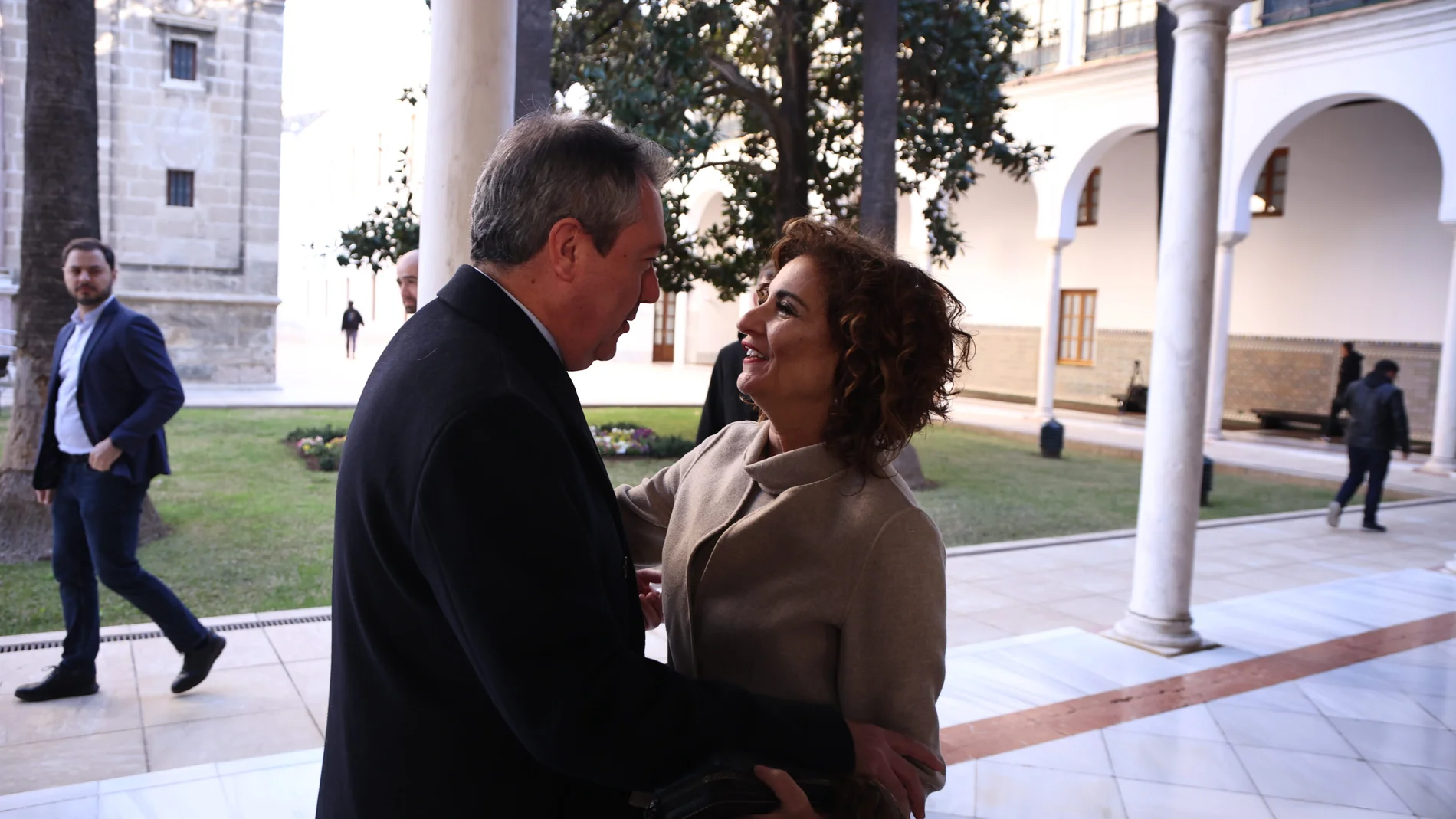 María Jesús Montero junto al secretario general del PSOE-A, Juan Espadas, en el Parlamento andaluz con motivo del Día de Andalucía