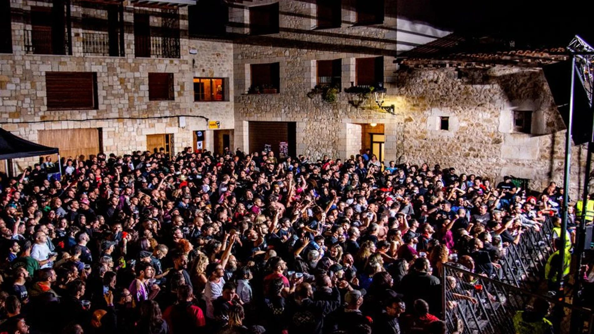 Numeroso público en uno de los conciertos del festival Tresparock