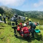 Sucesos.- Evacuadas en helicóptero dos mujeres al hospital, heridas en el accidente de Lagos de Covadonga