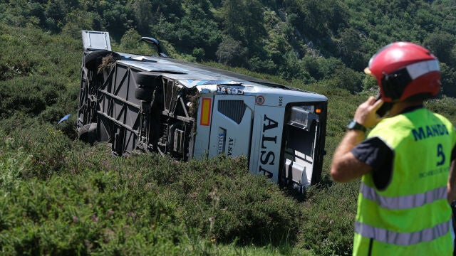 El autobús siniestrado en la subida a los Lagos de Covadonga en los Picos de Europa en Asturias