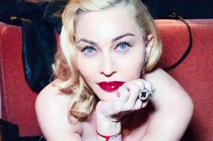 Caída viral: Un bailarín tira a Madonna en pleno concierto