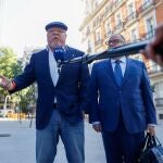 MADRID, 31/07/2023.- El comisario José Manuel Villarejo (i) junto a su abogado (d) atiende a la prensa a su llegada a la Audiencia Nacional este lunes, tras la citación del tribunal tanto al comisario, condenado a 19 años de prisión, como a su socio Rafael Redondo, condenado a 13 años de prisión, para la celebración de una vistilla para valorar su ingreso en prisión tras la sentencia. EFE/ Mariscal