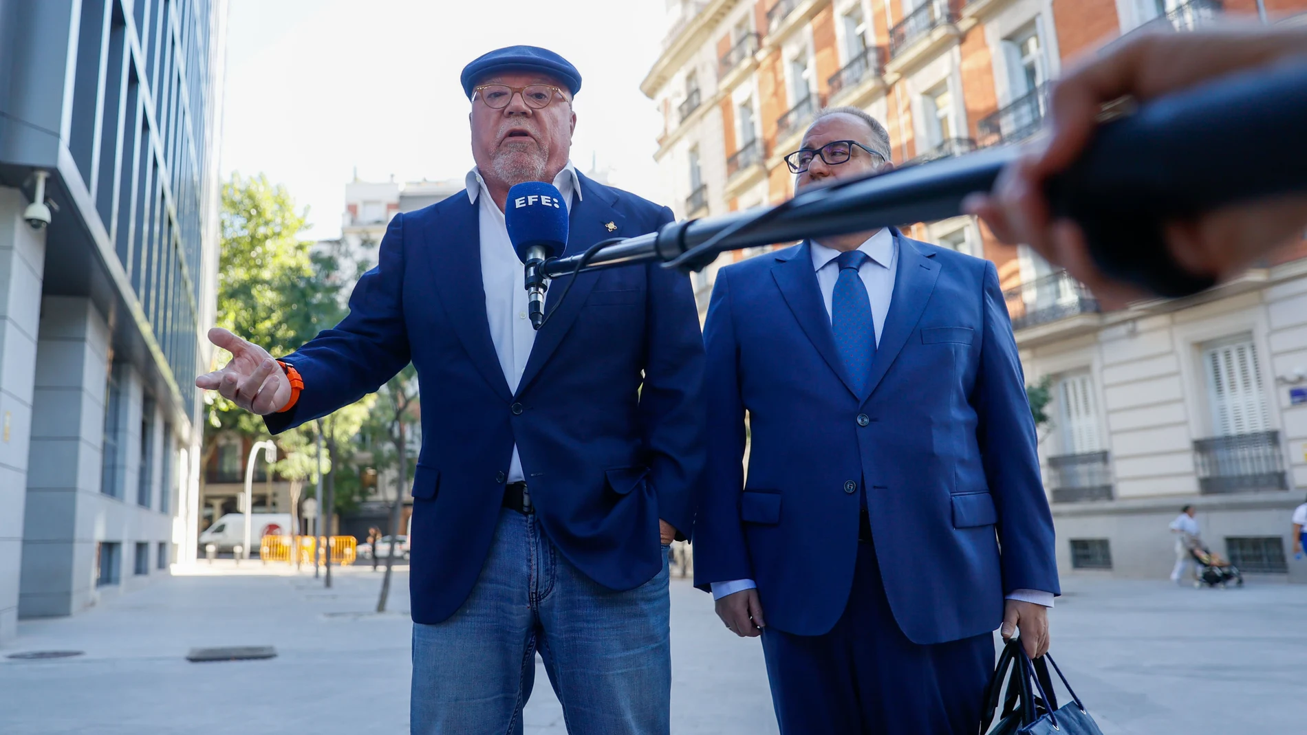 MADRID, 31/07/2023.- El comisario José Manuel Villarejo (i) junto a su abogado (d) atiende a la prensa a su llegada a la Audiencia Nacional este lunes, tras la citación del tribunal tanto al comisario, condenado a 19 años de prisión, como a su socio Rafael Redondo, condenado a 13 años de prisión, para la celebración de una vistilla para valorar su ingreso en prisión tras la sentencia. EFE/ Mariscal
