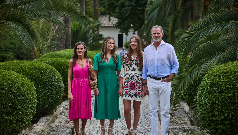 El rey Felipe IV, la reina Letizia, la Princesa Leonor y la Infanta Sofía durante su visita a los Jardines de Alfabia, a 31 de julio de 2023, en Bunyola (Islas Baleares, España)