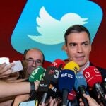 El hilo viral que recrea una entrevista virtual a Sánchez contestando solo con sus tuits del pasado 
