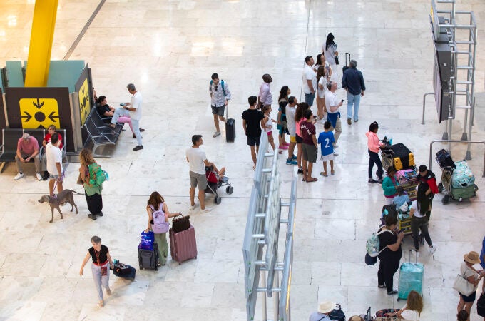  Viajeros y turistas con maletas en la terminal T4 del aeropuerto Adolfo Suarez Madrid Barajas. © Jesús G. Fe