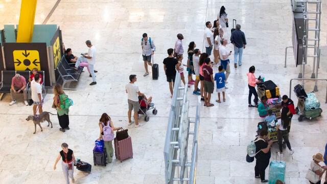 Viajeros y turistas con maletas en la terminal T4 del aeropuerto Adolfo Suarez Madrid Barajas. © Jesús G. Fe