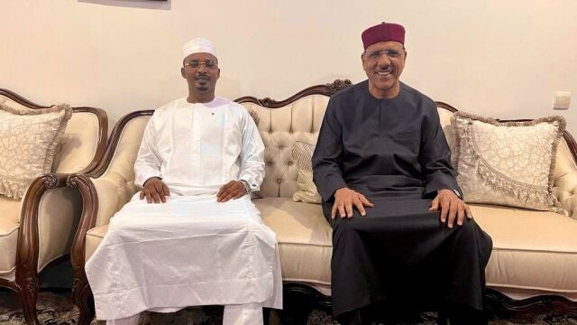 El jefe de la junta miltiar de Chad, Mahamat Idriss Déby, y el presidente depuesto de Níger, Mohamed Bazoum