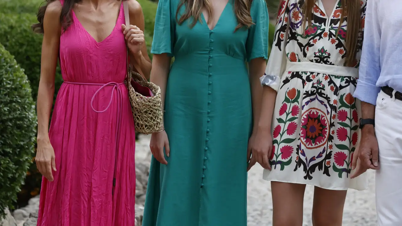 La Reina Letizia con vestido rosa junto a sus hijas.