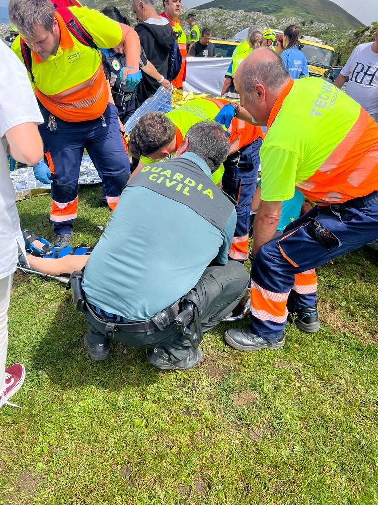 LAGOS DE COVADONGA (ASTURIAS), 31/07/2023. - Accidentados son atendidos por los servicios sanitarios tras despeñarse un autobús con 48 pasajeros en la subida a los Lagos de Covadonga, este lunes. Siete personas han sido hospitalizadas por las contusiones y fracturas que han sufrido al despeñarse un autobús con 48 pasajeros, muchos de ellos niños, que hacía la ruta entre Covadonga y los Lagos, en el parque Nacional de los Picos de Europa, según fuentes de la compañía Alsa, Guardia Civil y 112 Asturias. 