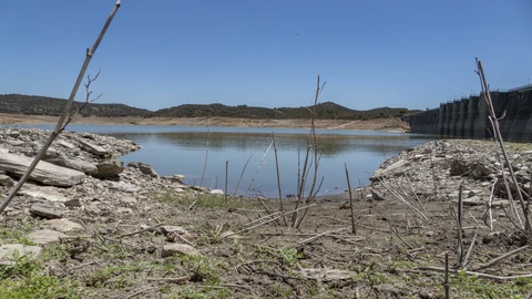 Vista del embalse de Aracena, que abastece a varios de los pueblos de la Sierra de Huelva