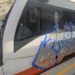 Detienen en Benidorm a tres grafiteros que pintaron el tranvía y causaron daño de 8.500 euros