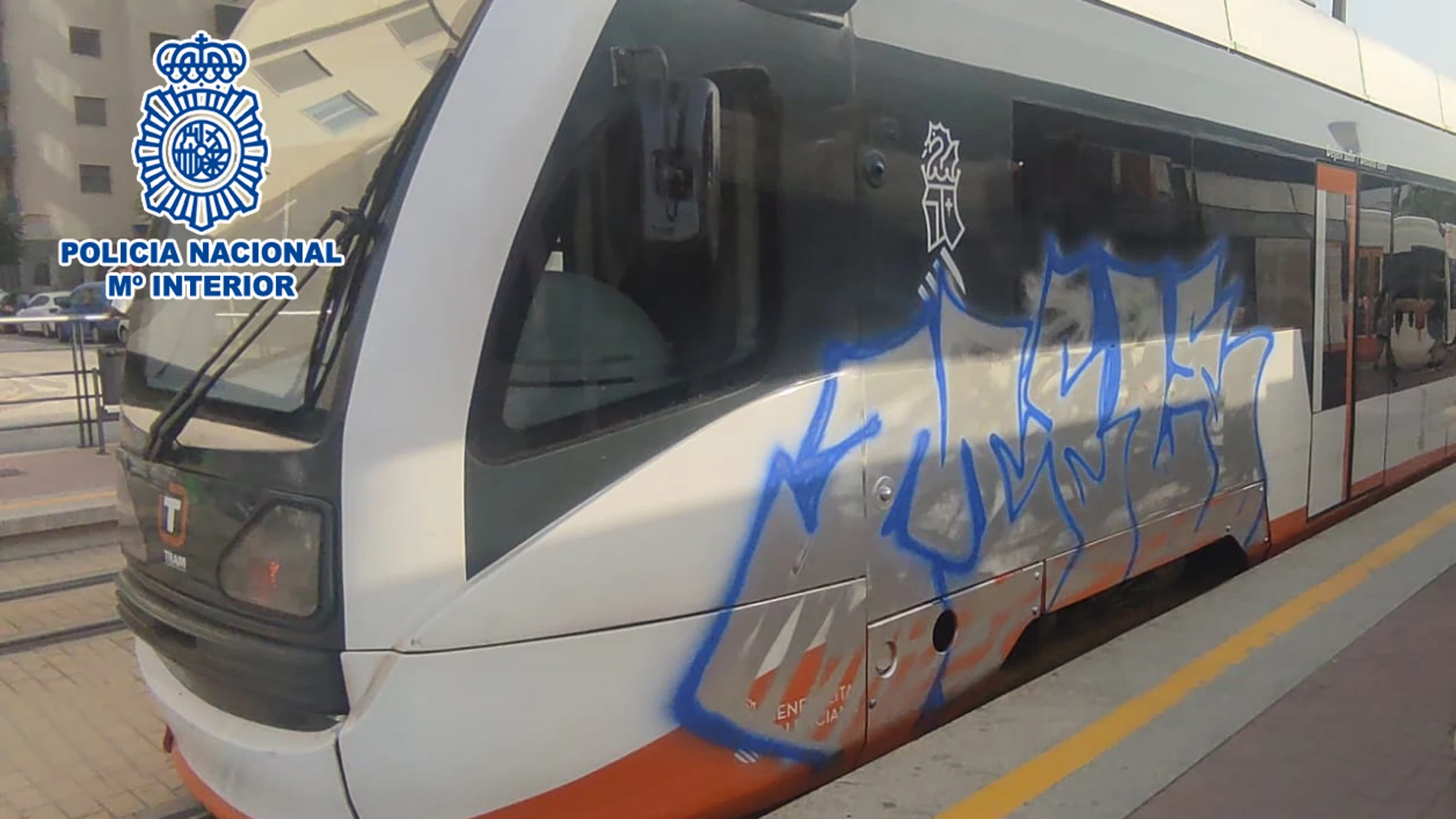Detienen en Benidorm a tres grafiteros que pintaron el tranvía y causaron daño de 8.500 euros